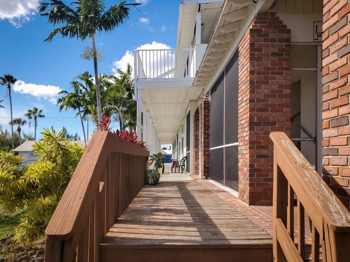 Captain'S Table Hotel By Everglades Adventures Exteriör bild