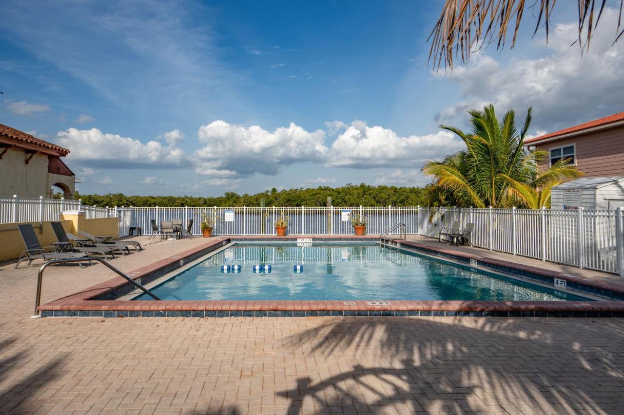 Captain'S Table Hotel By Everglades Adventures Exteriör bild