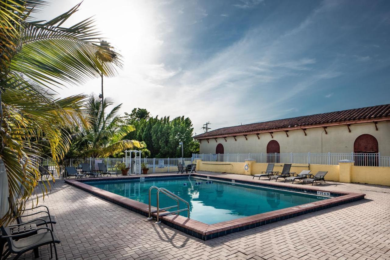 Captain'S Table Hotel By Everglades Adventures Exteriör bild